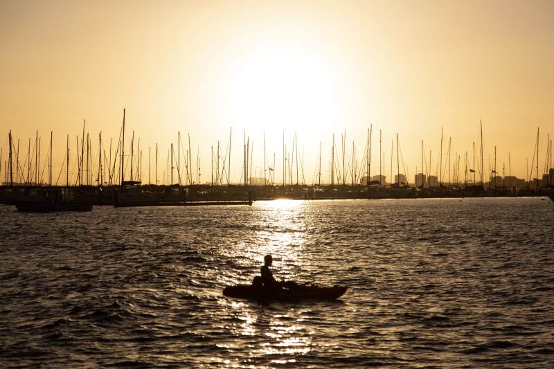 澳大利亚 墨尔本 夕阳下的划艇剪影图片