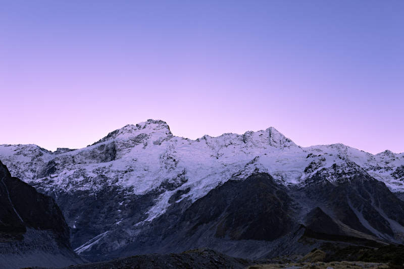 新西兰基督城 库克山 雪山晨曦 紫霞映照图片