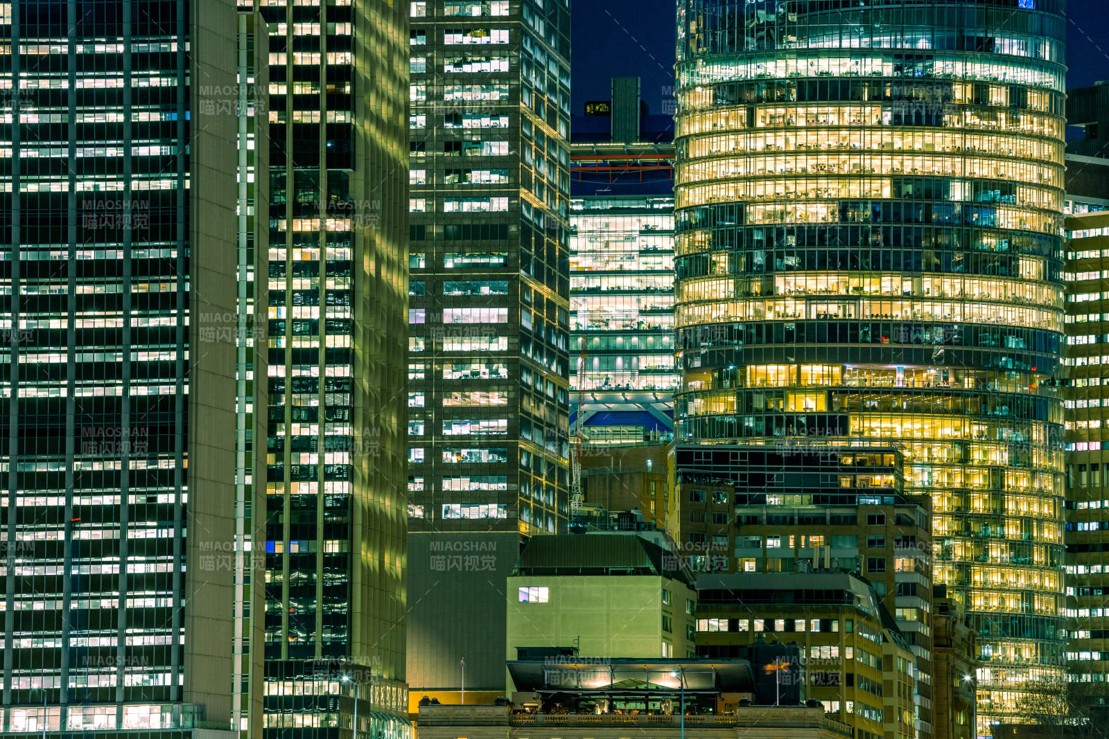 夜幕下的城市高楼群图片