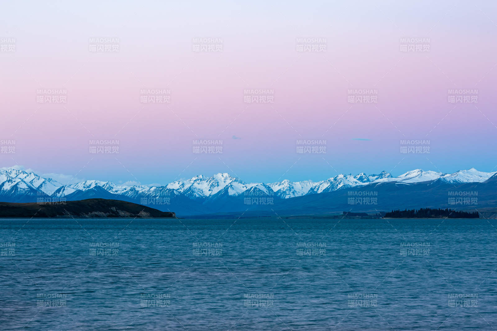 雪山湖畔的宁静黄昏图片