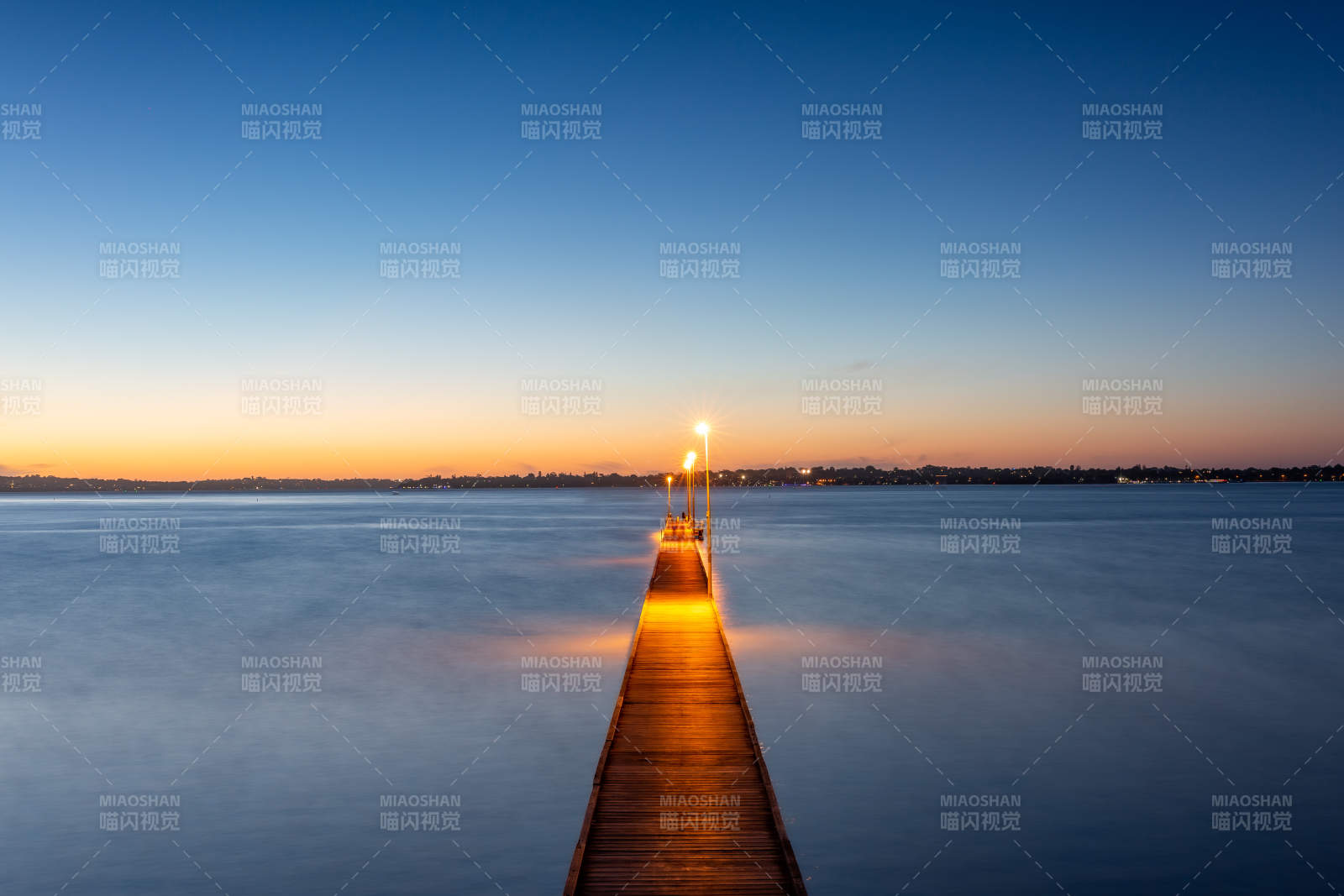 澳大利亚珀斯 斯旺河边栈桥 静谧黄昏图片