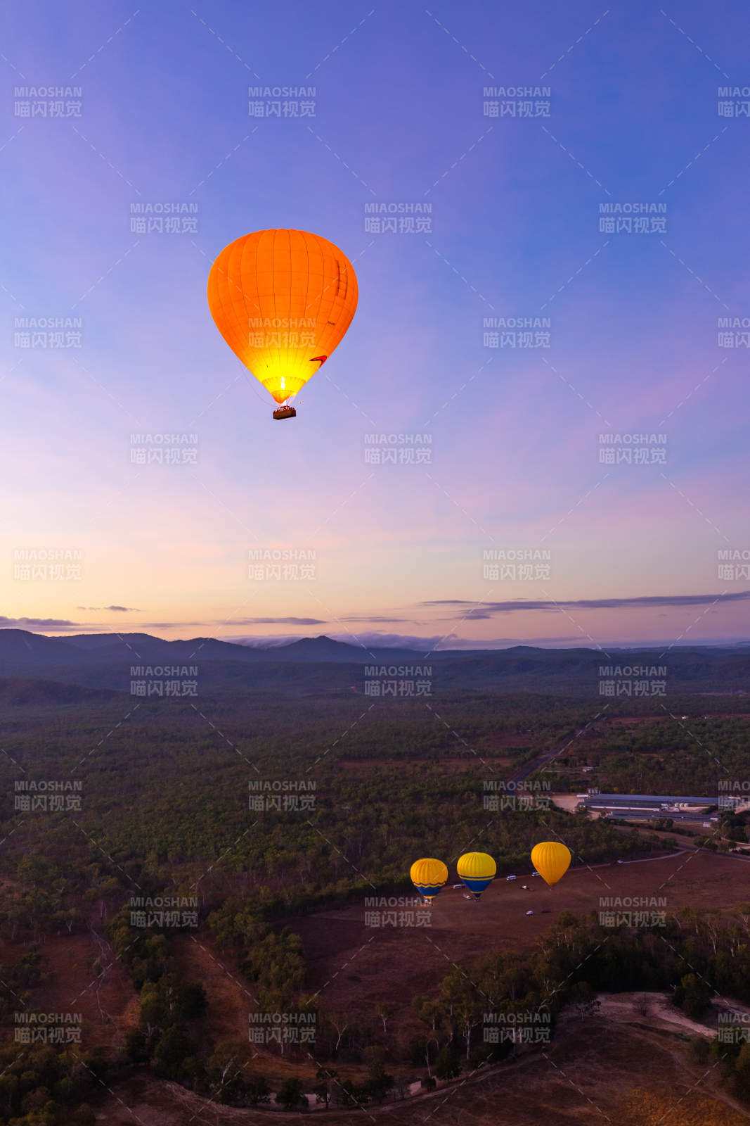 澳大利亚凯恩斯 热气球翱翔于晨曦之中图片