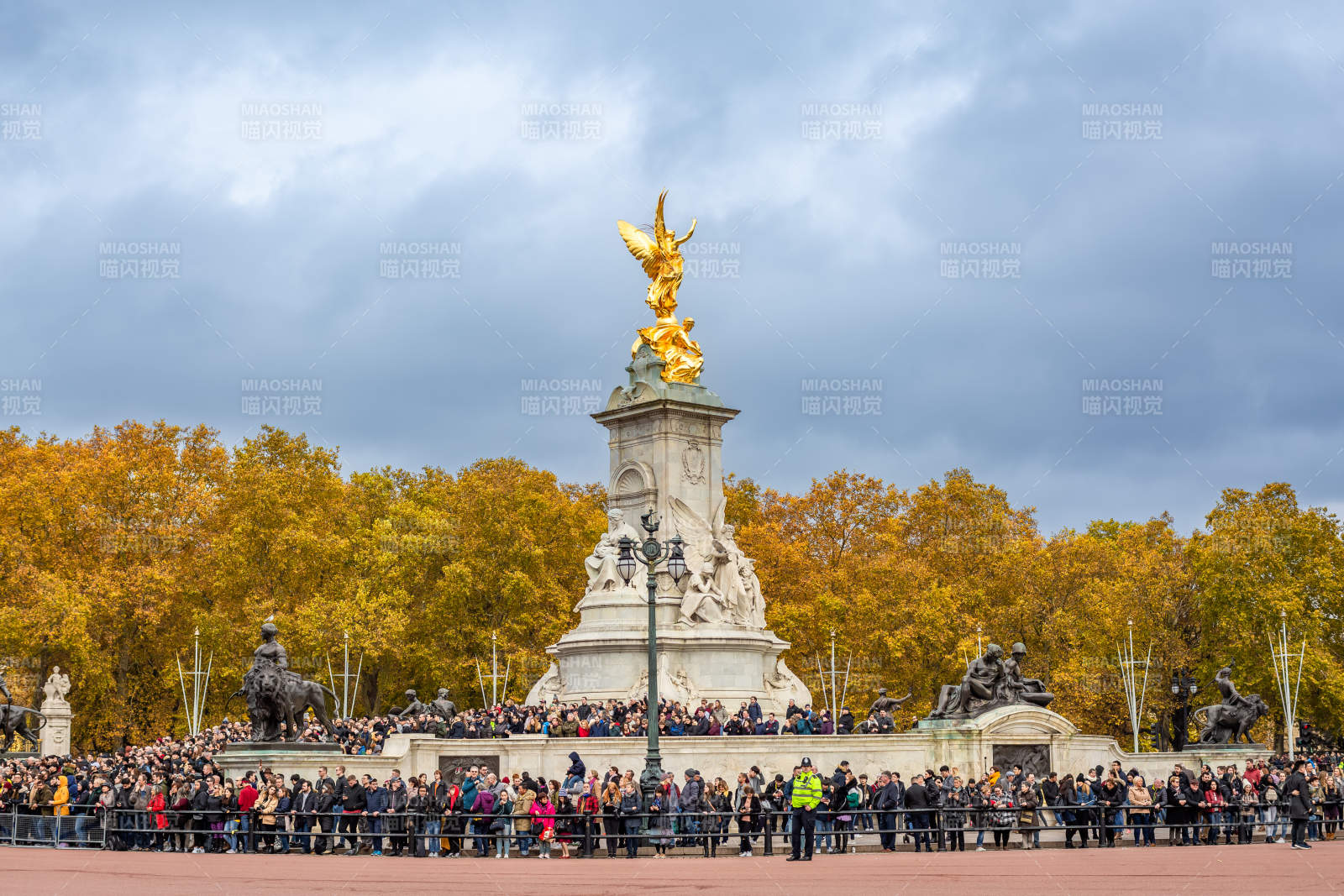 伦敦维多利亚纪念碑前人群图片