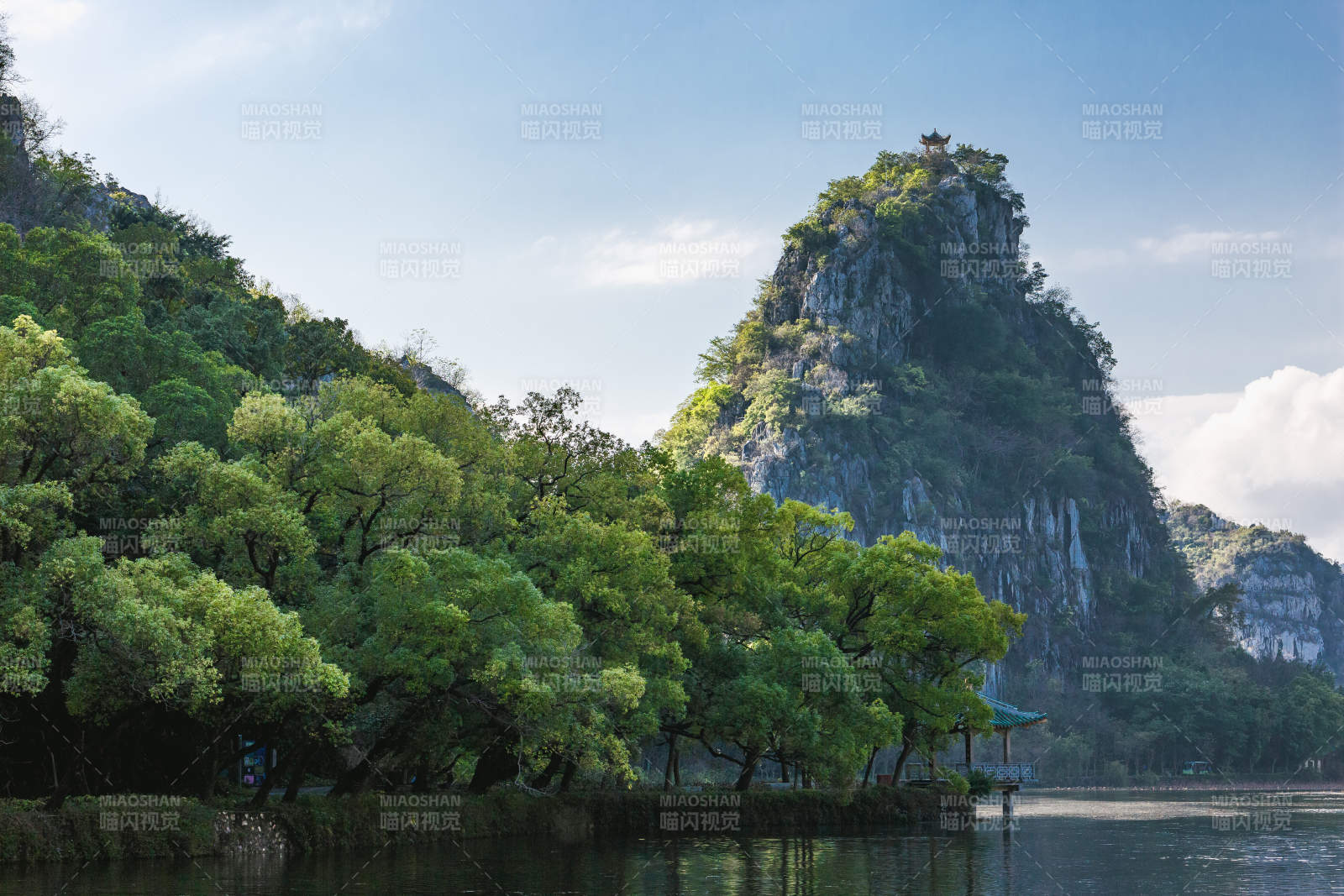 广东肇庆七星岩 山水相依 绿树成荫图片