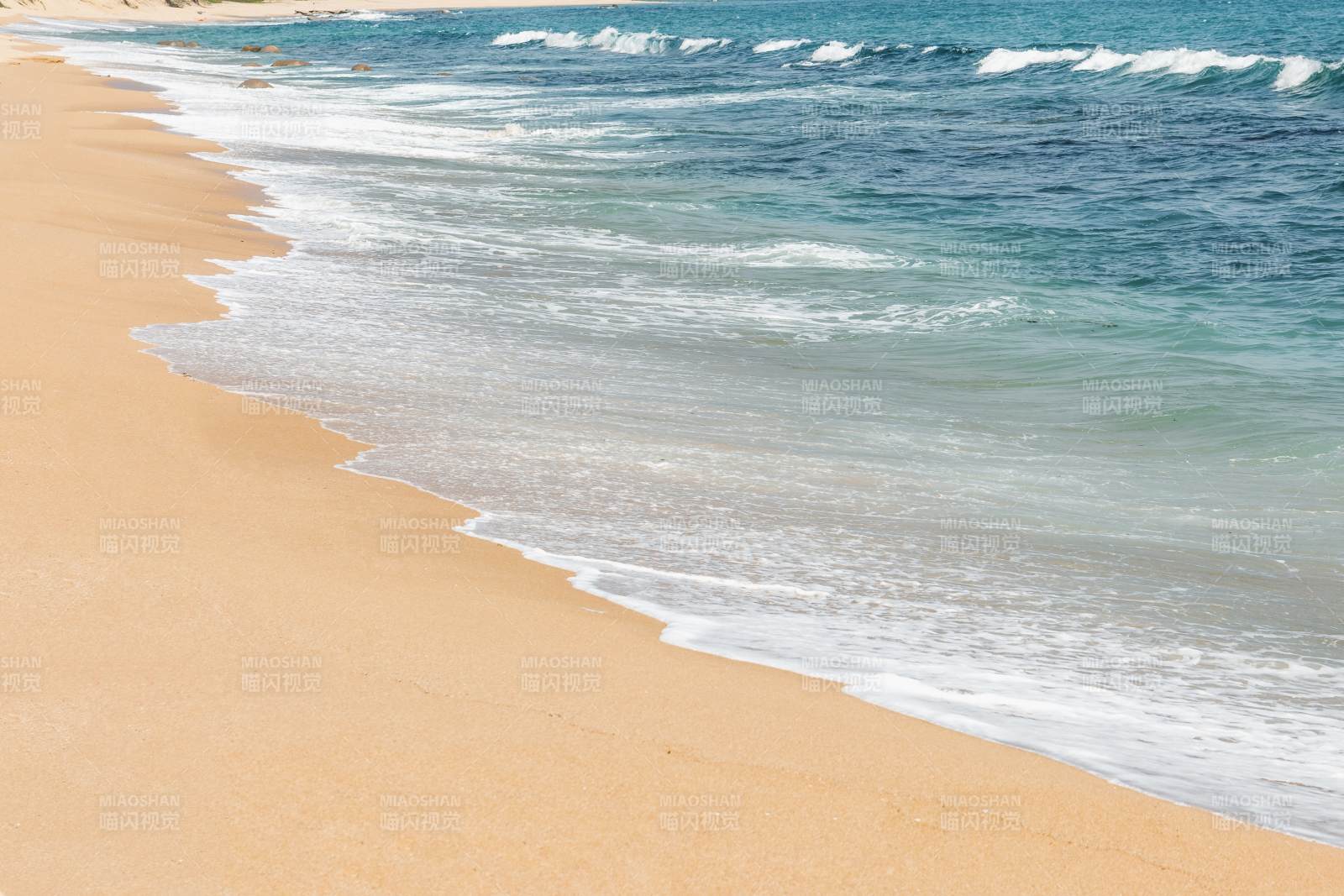 沙滩与海浪的宁静美景图片