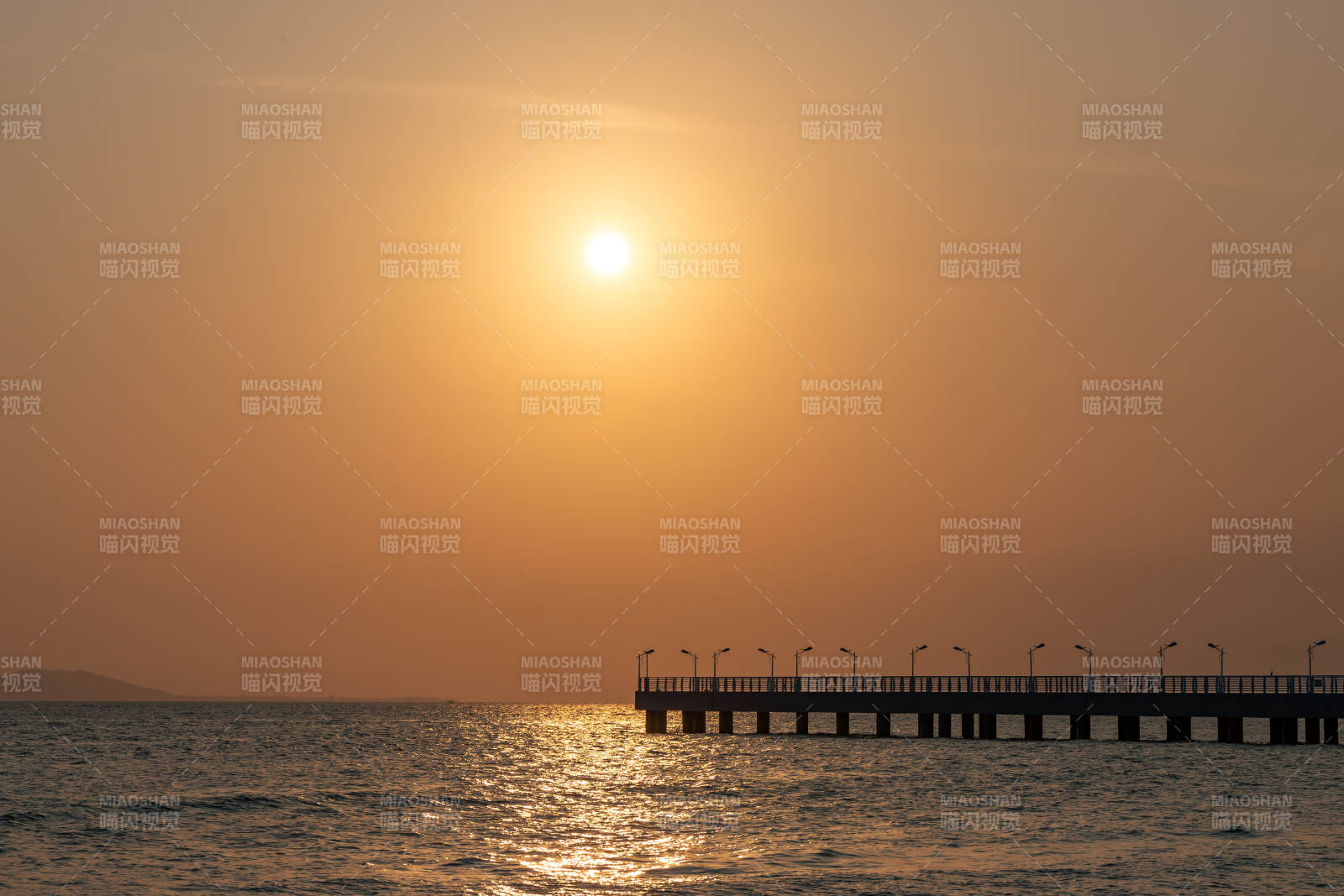 夕阳下的码头剪影图片