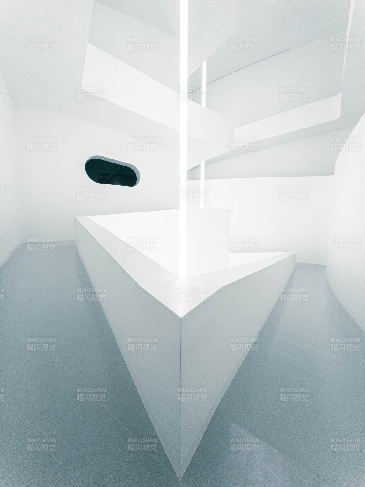 极简主义的白色楼梯设计图片