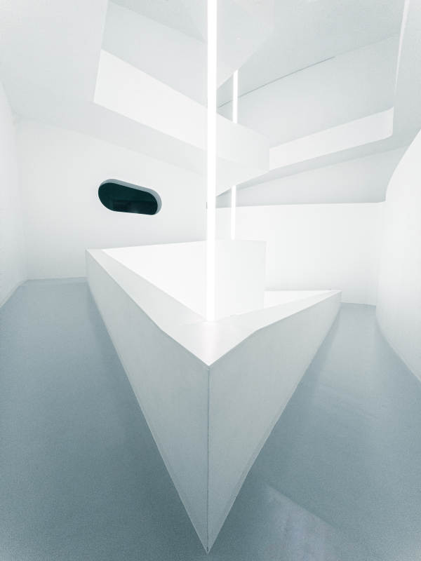 极简主义的白色楼梯设计图片