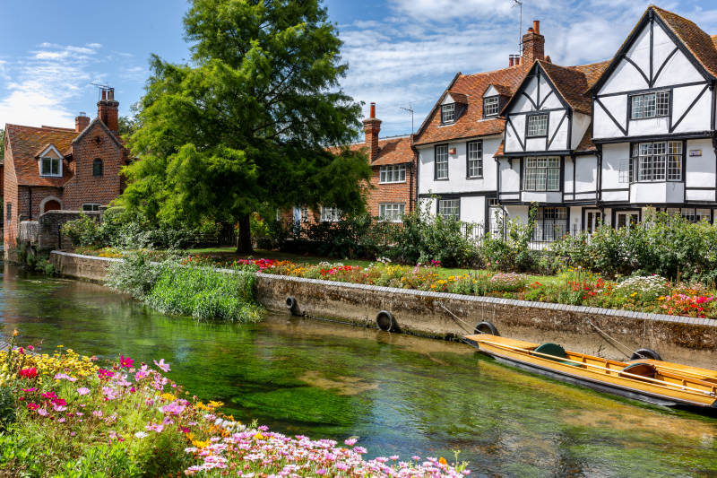 河边小镇的宁静美景图片