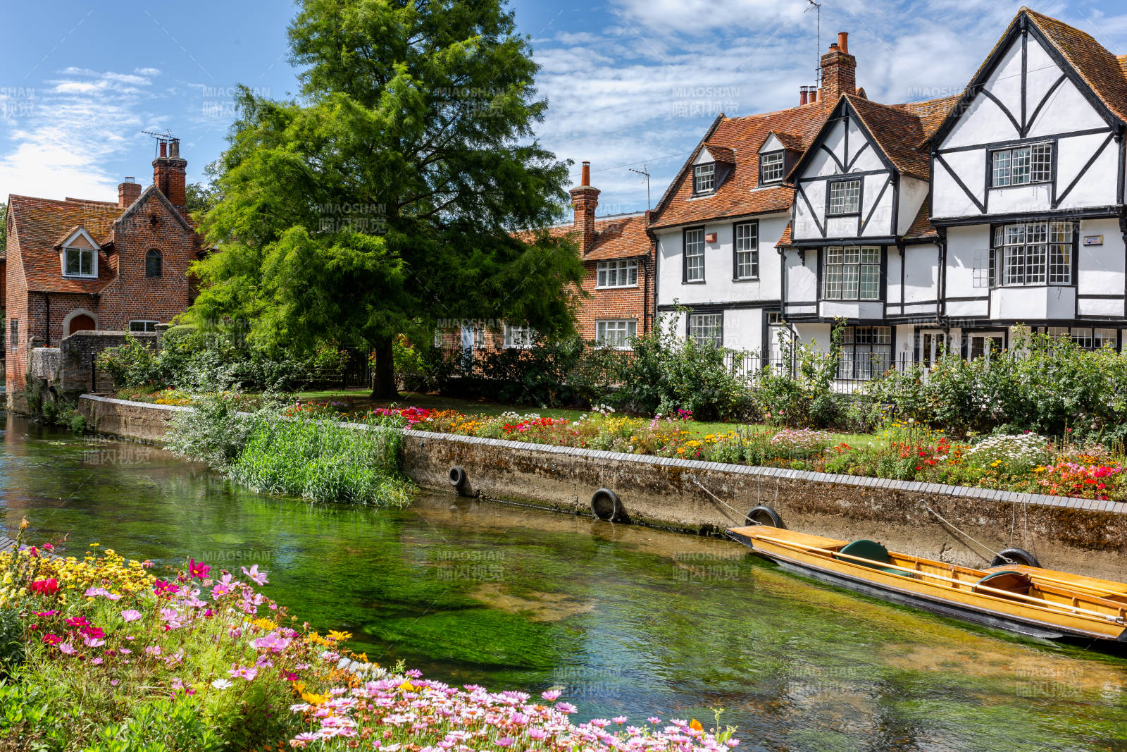 河边小镇的宁静美景图片