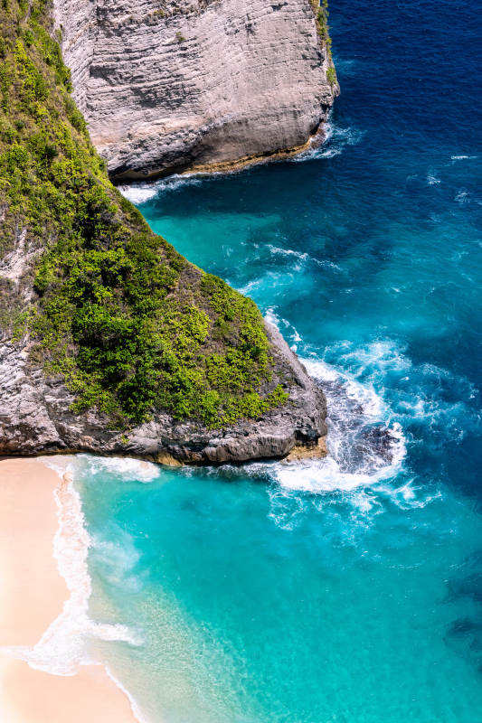 碧海蓝天 悬崖沙滩美景图片