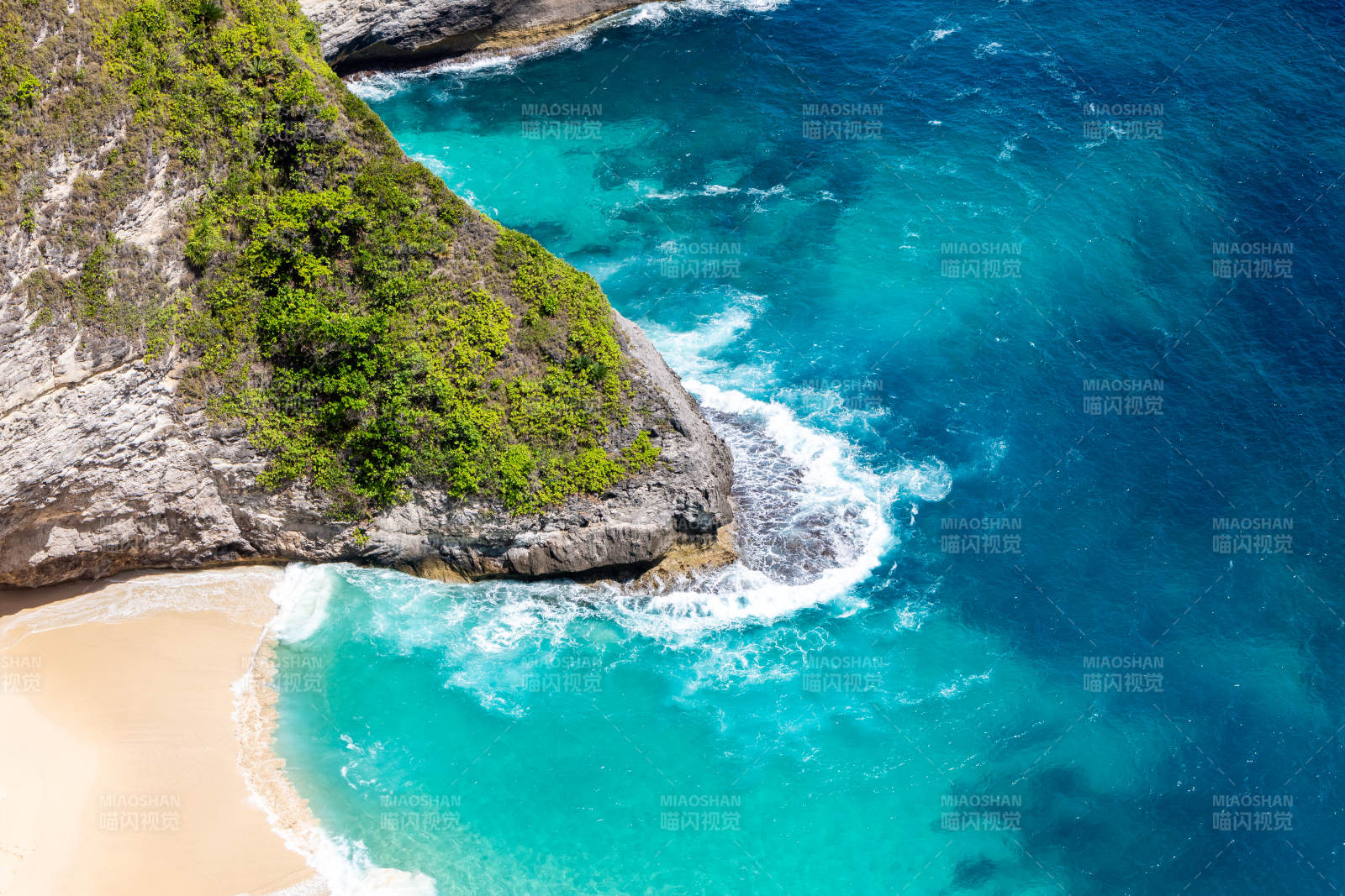 印度尼西亚 佩尼达岛 碧海蓝天 沙滩绿崖图片