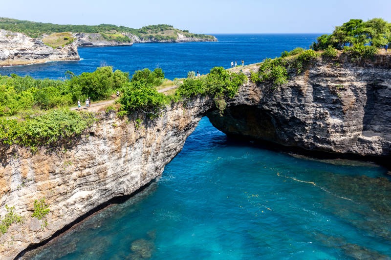 天然拱桥与碧海蓝天图片