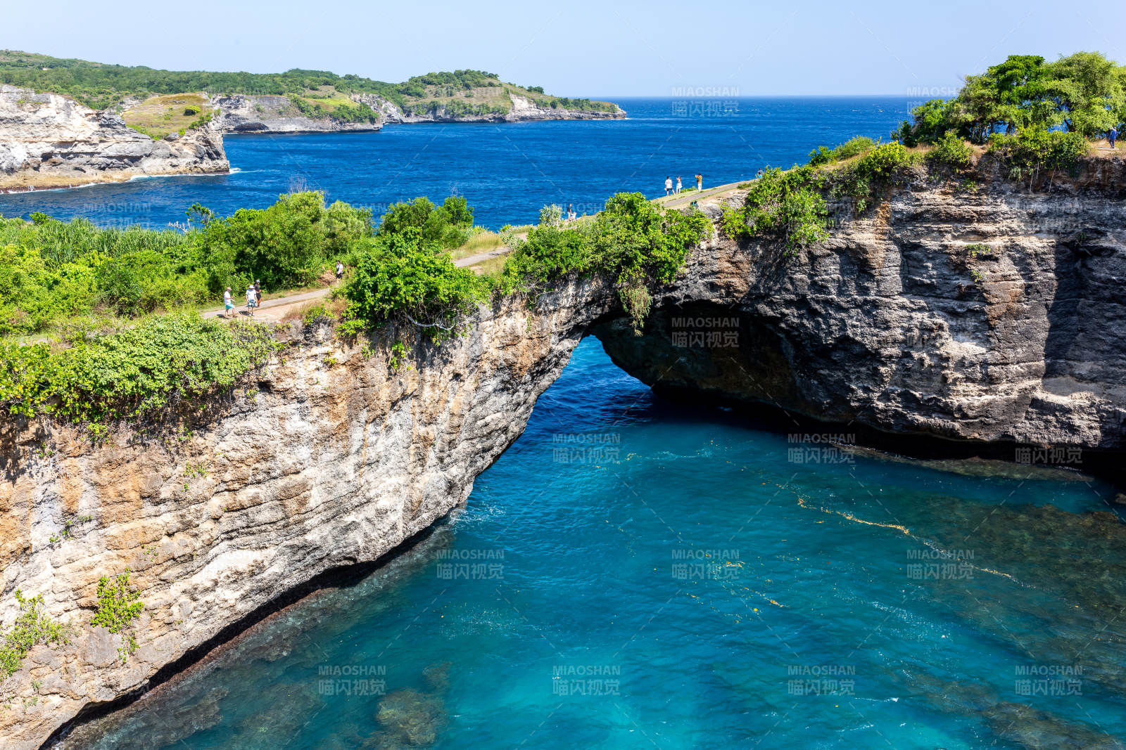 天然拱桥与碧海蓝天图片