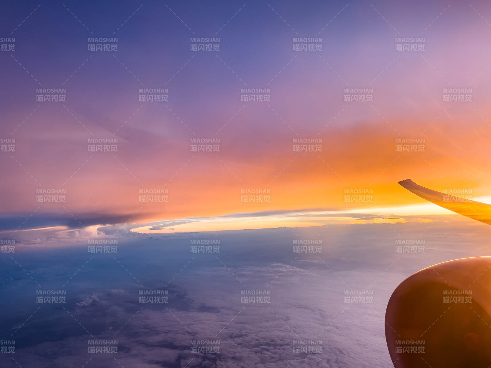 高空日落 云海翱翔图片