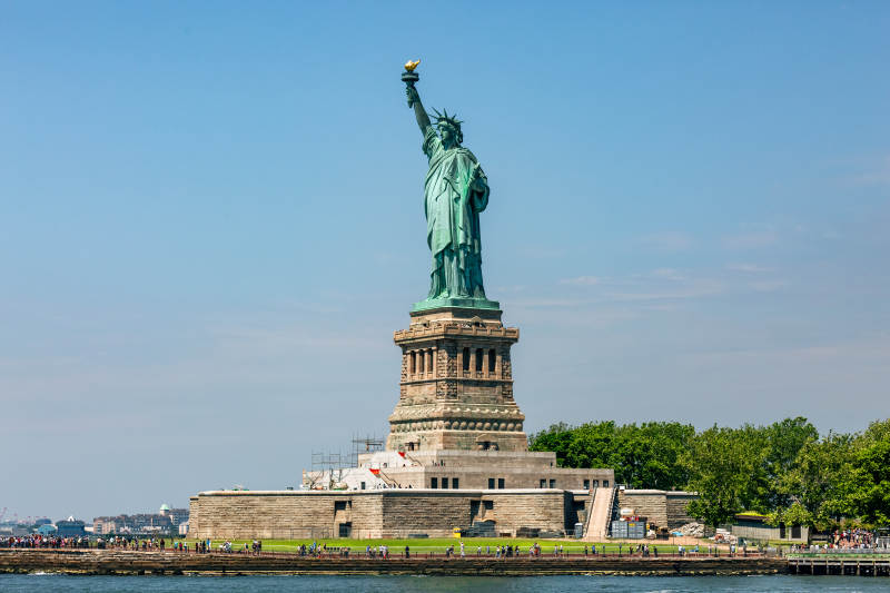 自由女神像矗立纽约港图片