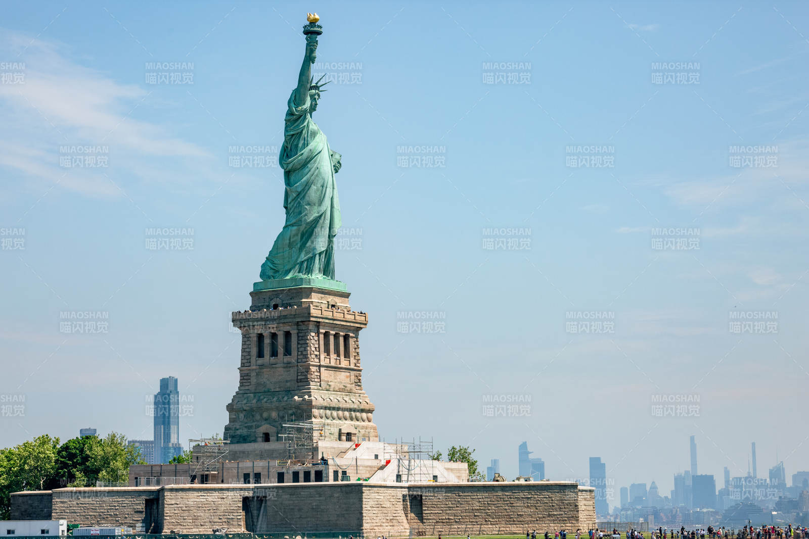 自由女神像矗立纽约港图片