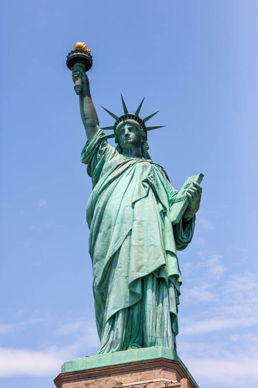 自由女神像矗立蓝天图片