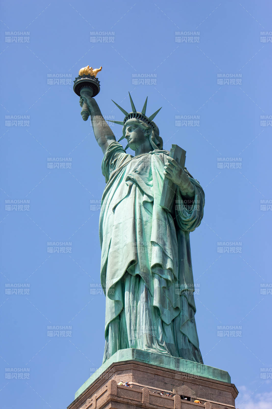 自由女神像矗立蓝天图片