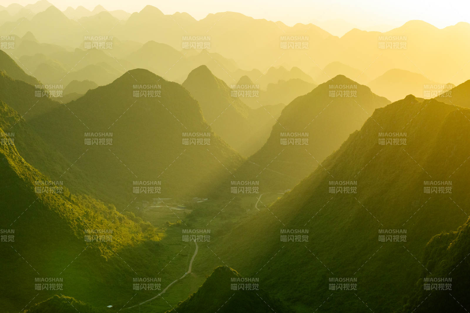 清远莫六公山 金色山峦 晨曦初照图片