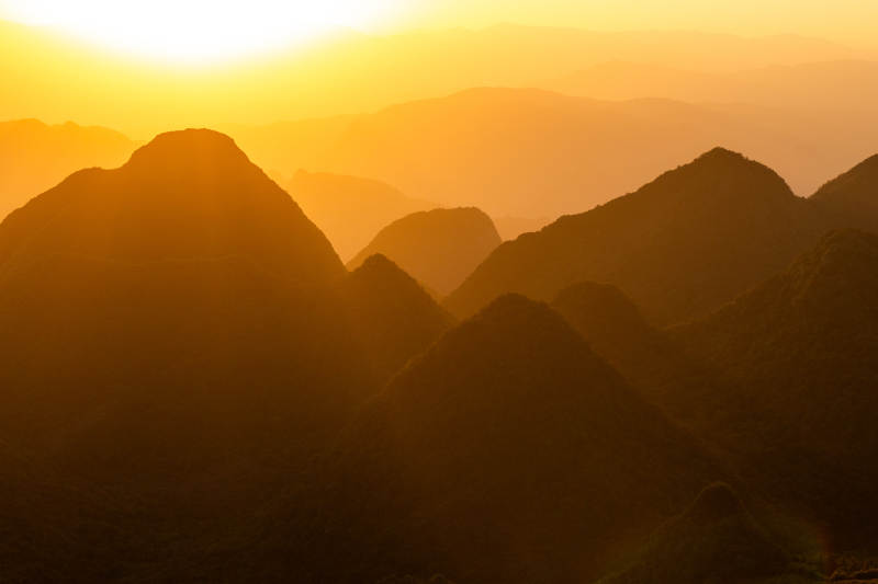 夕阳下的山峦剪影图片