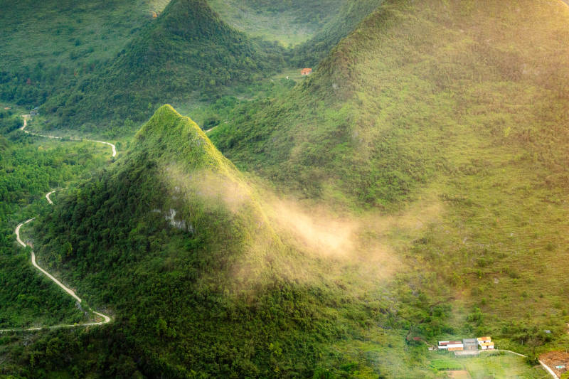 青山环绕 云雾缭绕图片