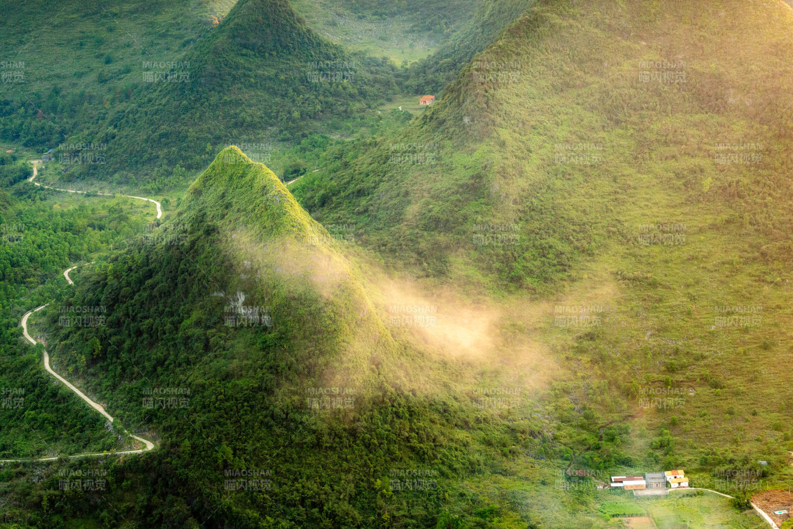 青山环绕 云雾缭绕图片