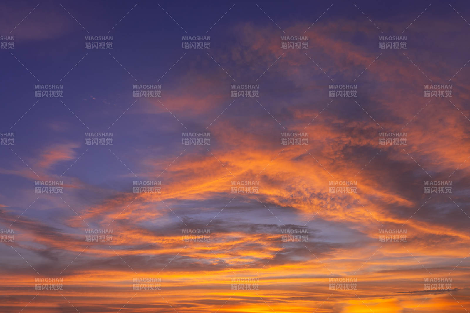 夕阳下的绚丽云彩图片