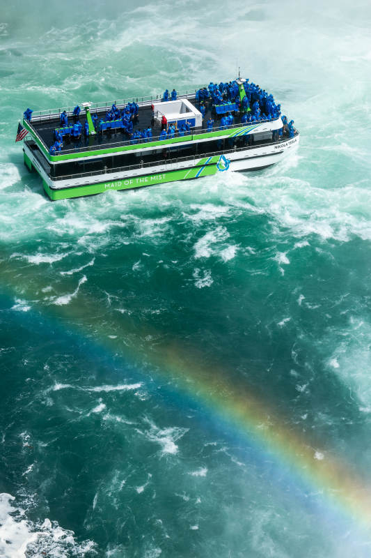 彩虹下的游船之旅图片