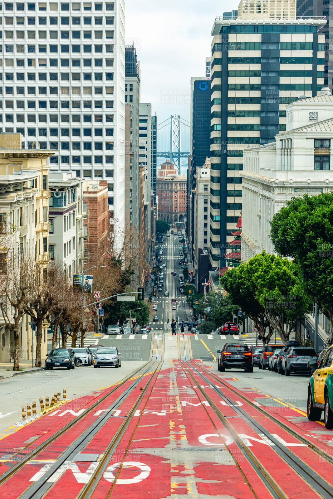 城市街景与电车轨道图片