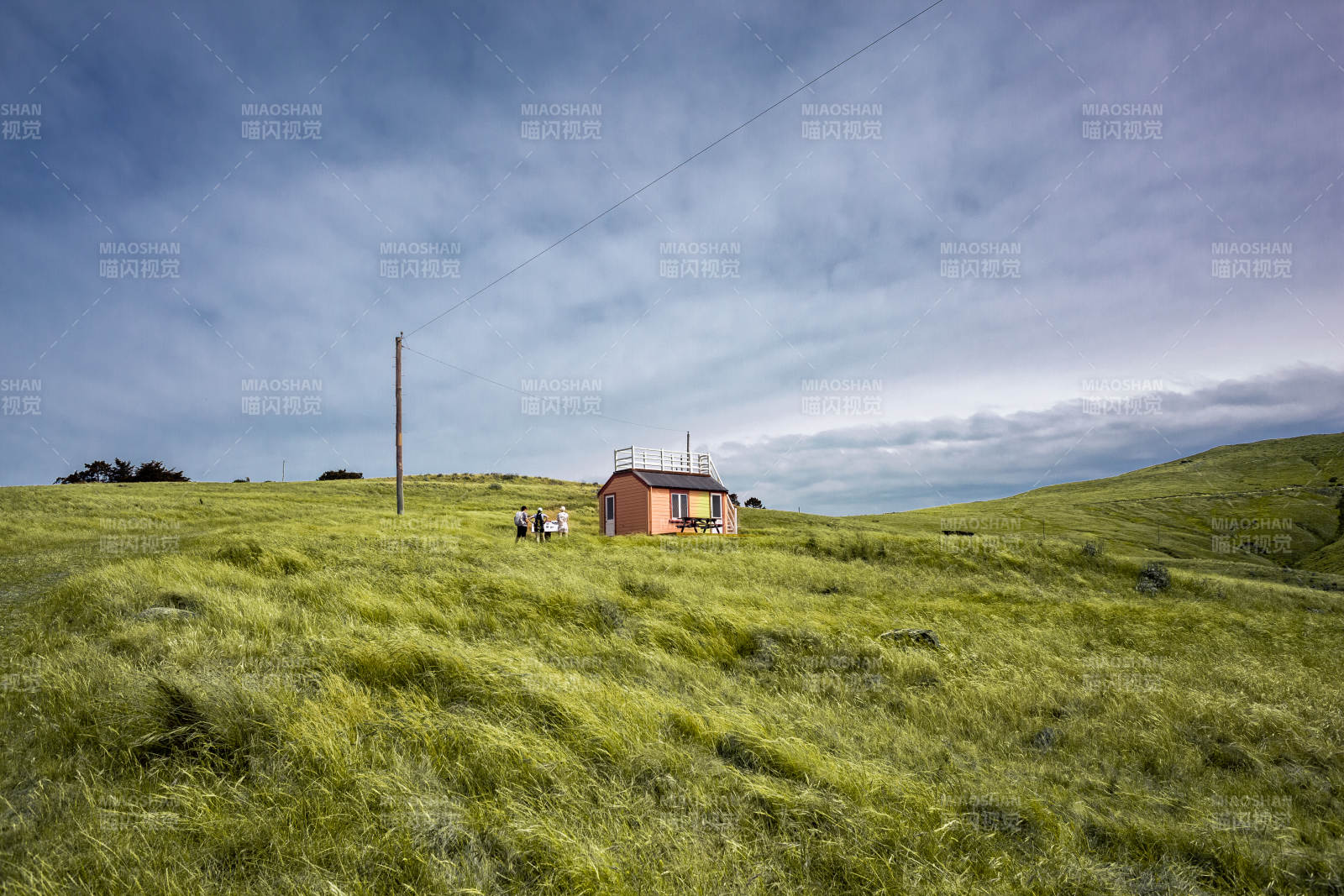 草原上的小屋与宁静图片