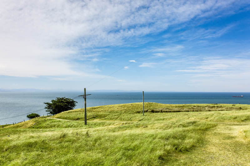新西兰基督城 高清壁纸 海边草地与十字架图片