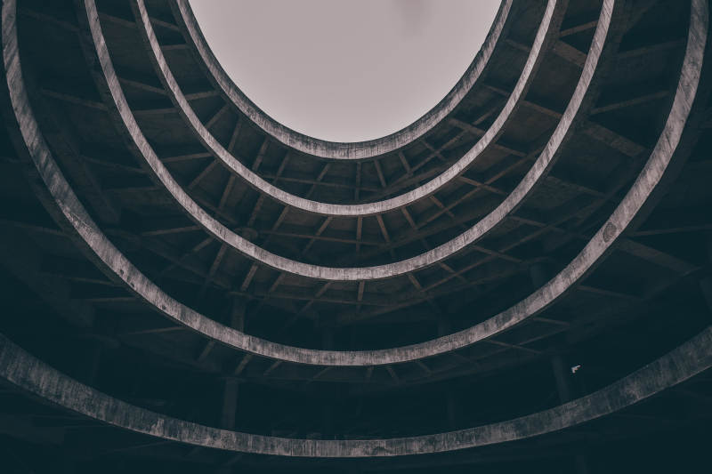 螺旋建筑的光影之美图片