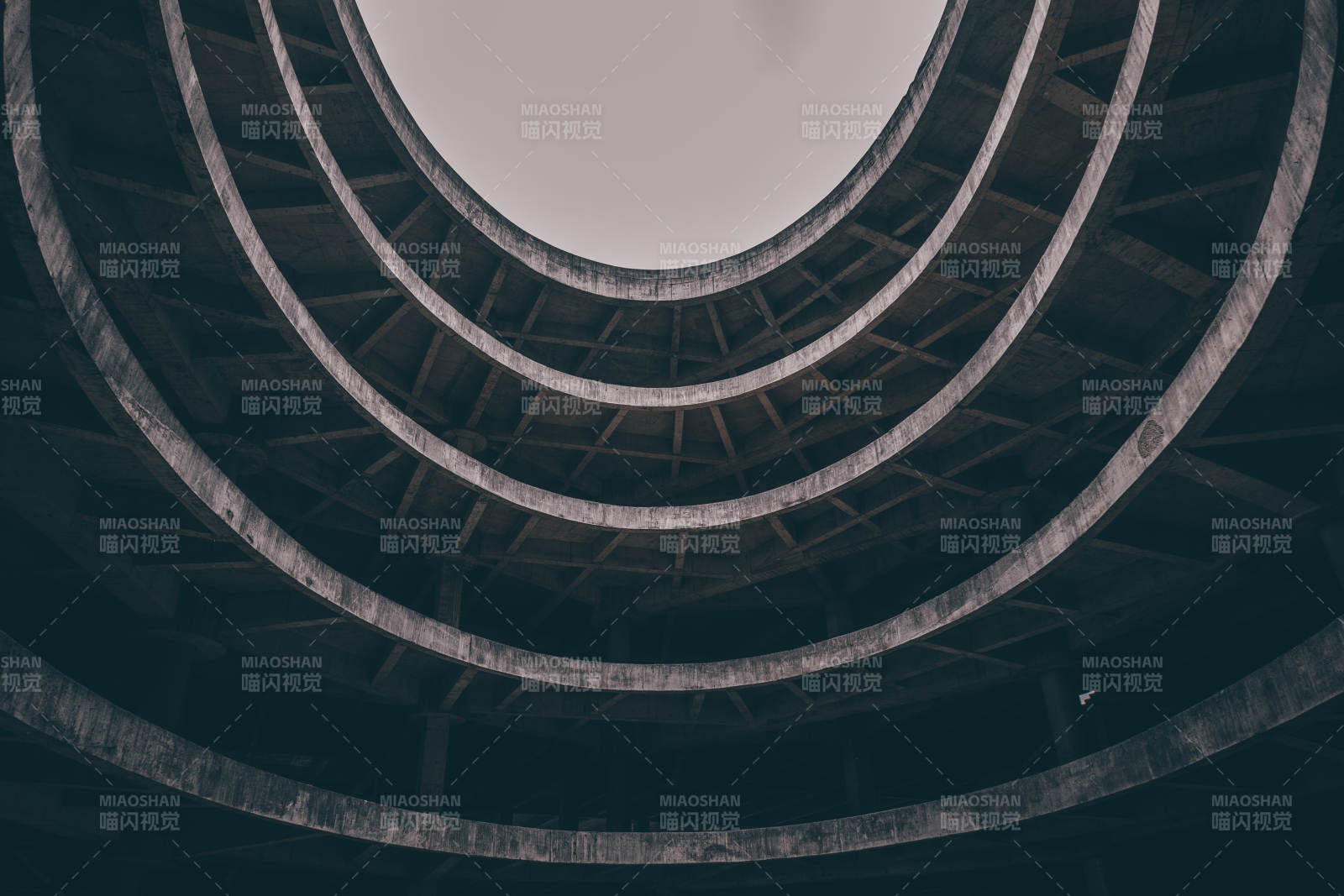 螺旋建筑的光影之美图片