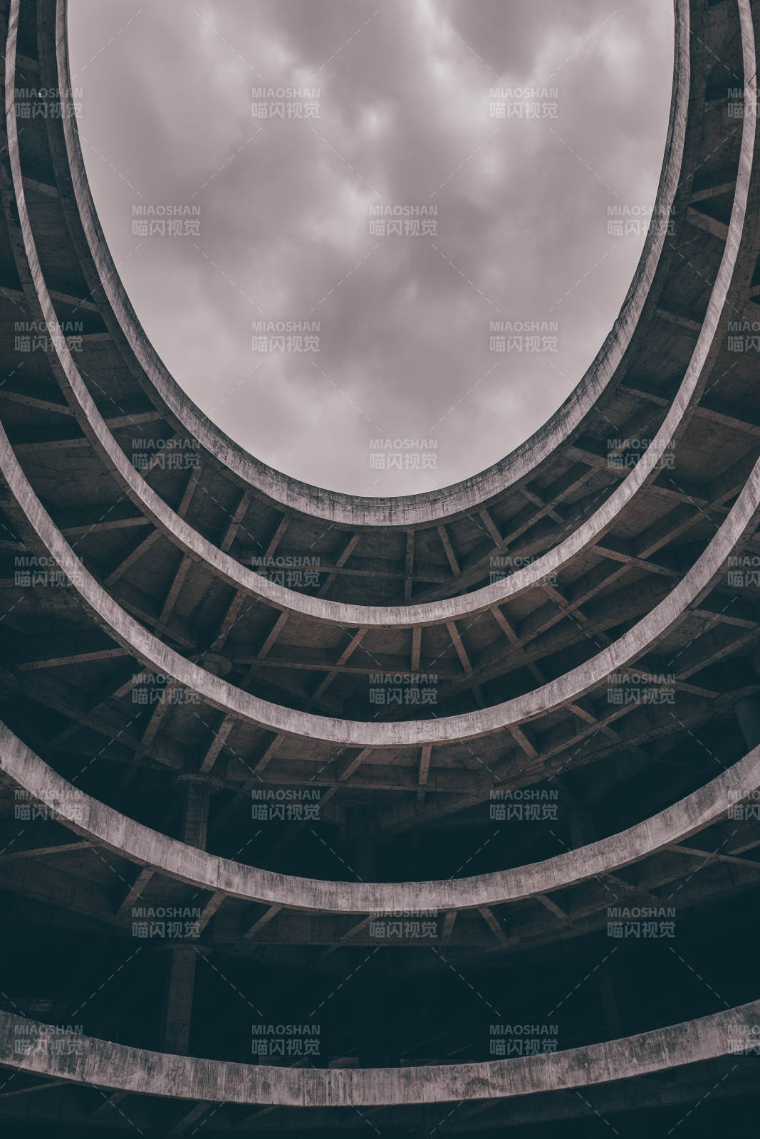 螺旋建筑与阴云天空图片