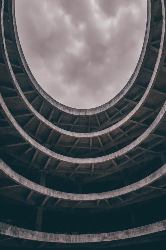 螺旋建筑与阴云天空图片