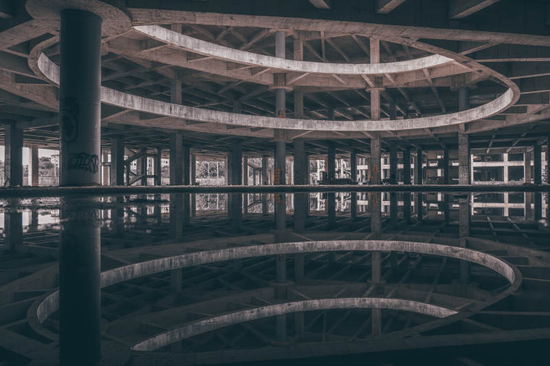 废弃建筑的镜像之美图片