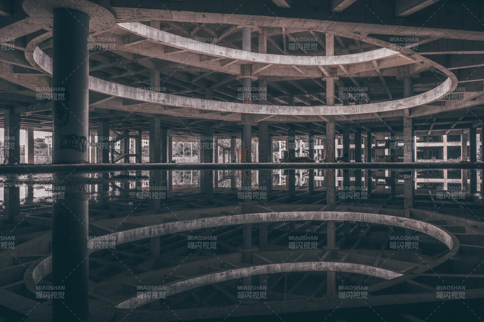 废弃建筑的镜像之美图片