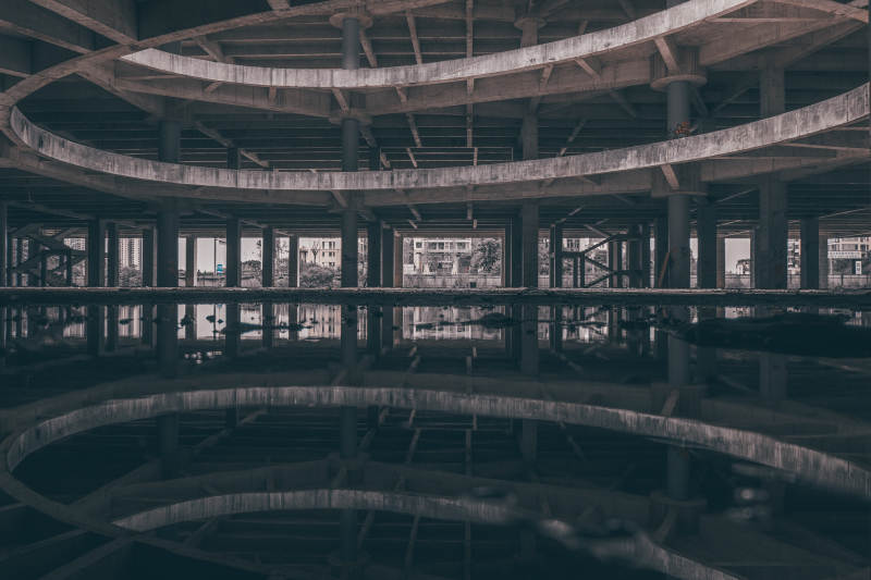 废弃建筑的幽暗空间图片