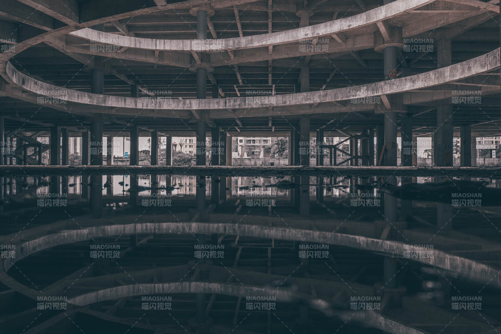 废弃建筑的幽暗空间图片