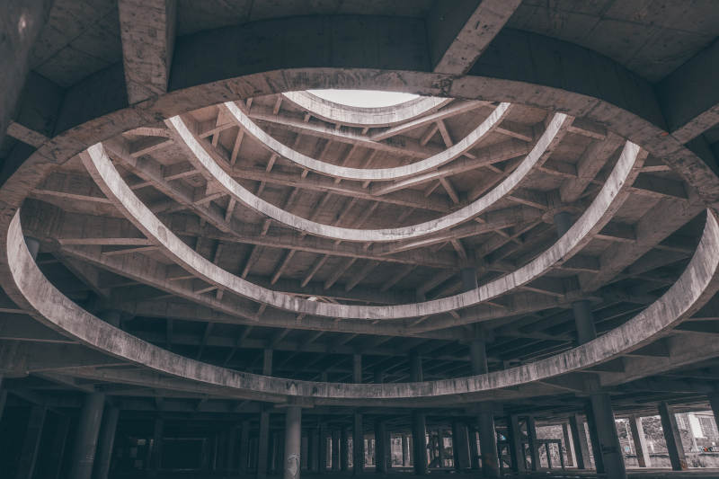 废弃建筑的圆形穹顶图片