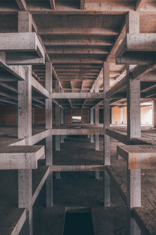 废弃建筑的几何之美图片