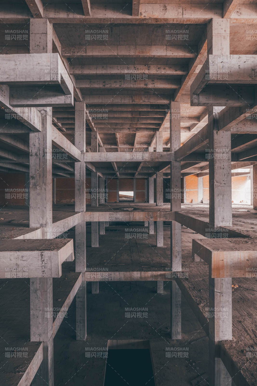 废弃建筑的几何之美图片