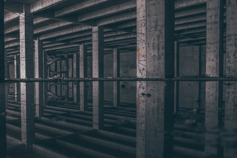 废弃建筑的倒影迷宫图片