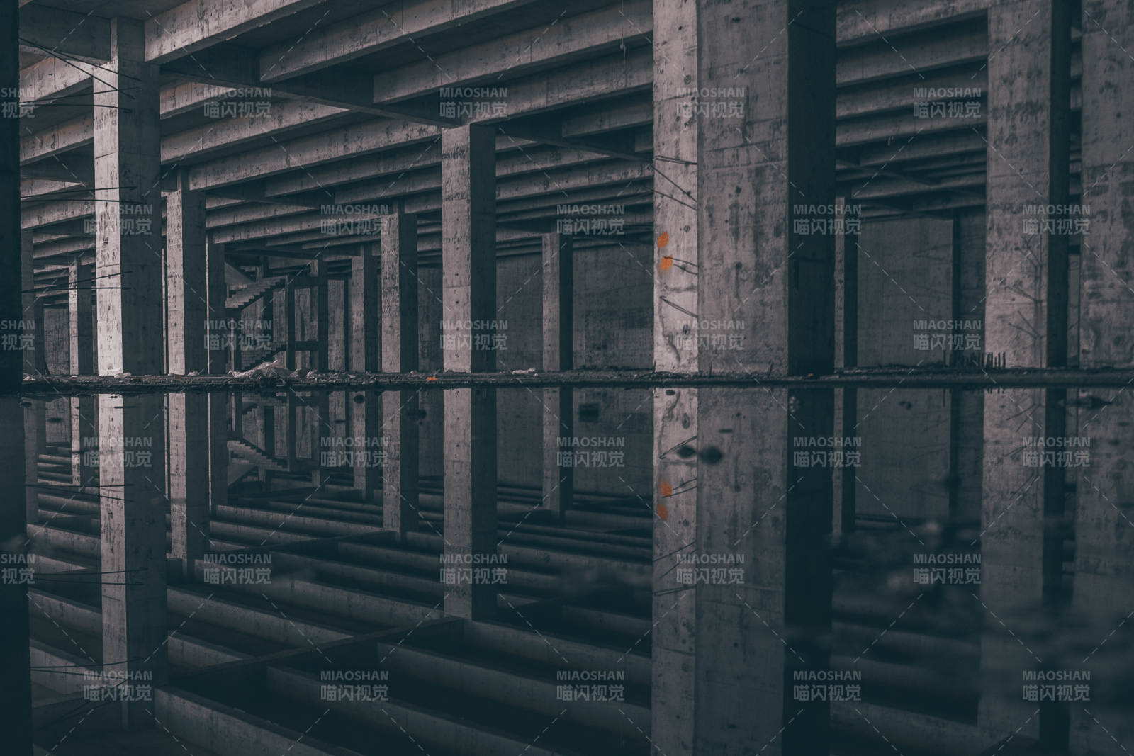 废弃建筑的倒影迷宫图片