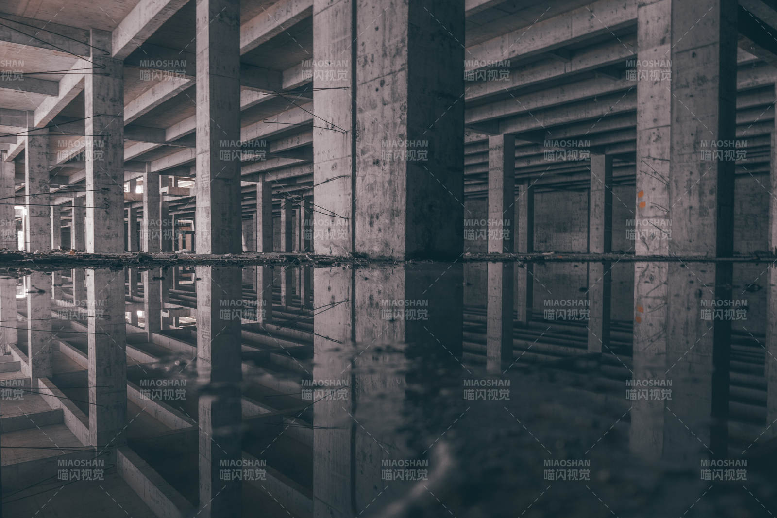 混凝土柱廊倒影静谧图片