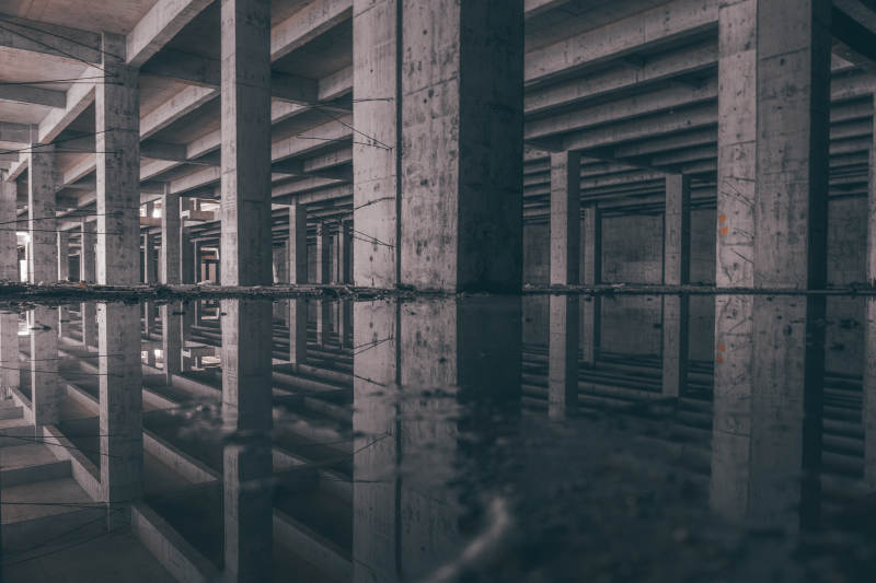 混凝土柱廊倒影静谧图片