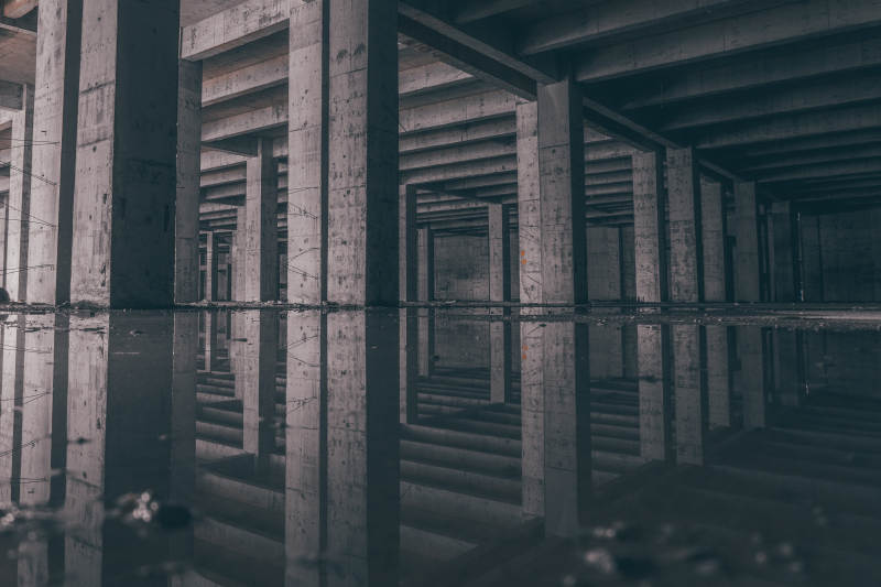 废弃建筑的倒影迷宫图片