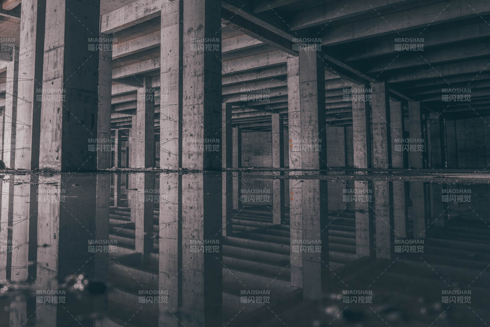 废弃建筑的倒影迷宫图片