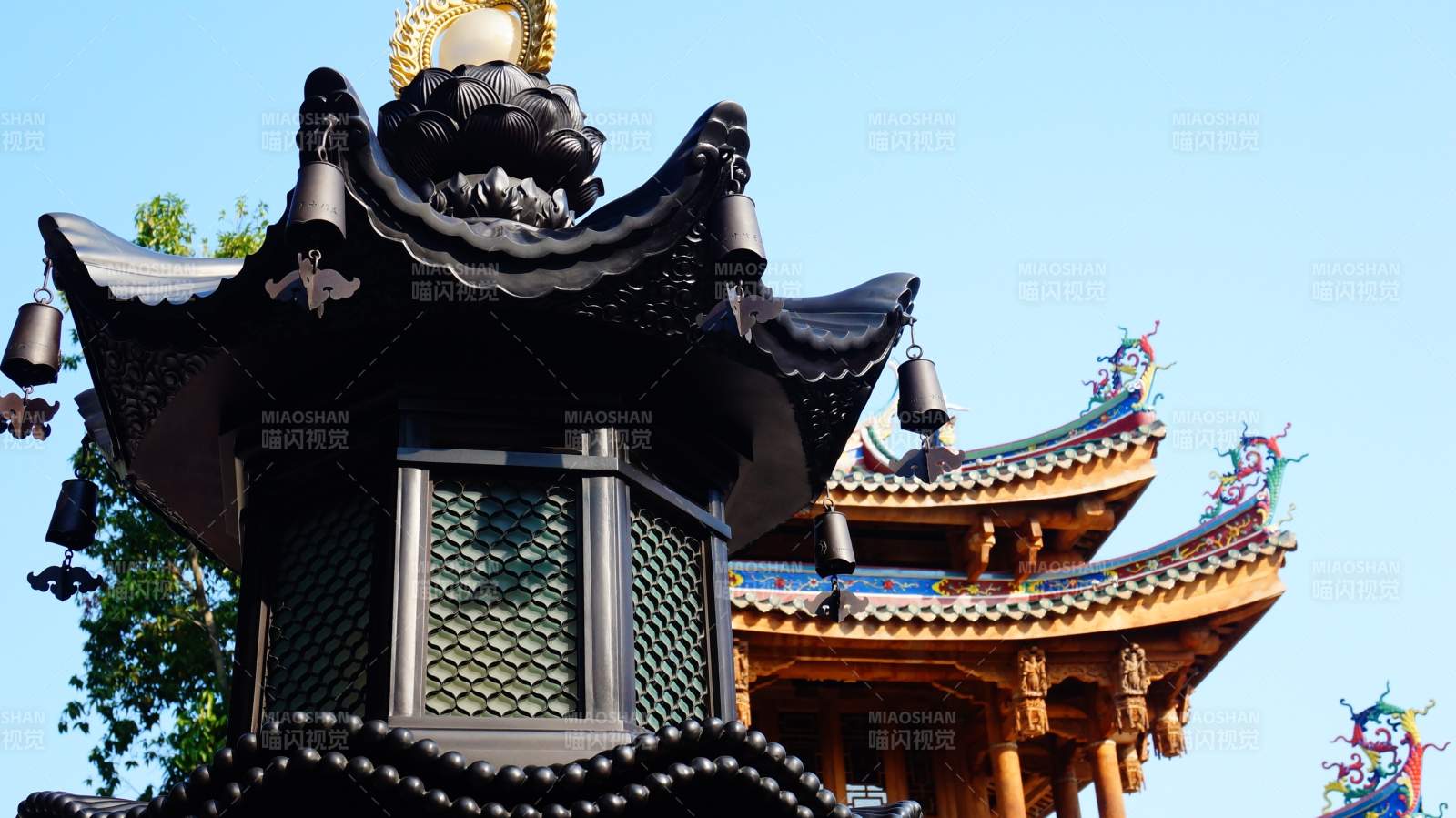 仙岳山土地公庙古塔灯饰与传统建筑图片